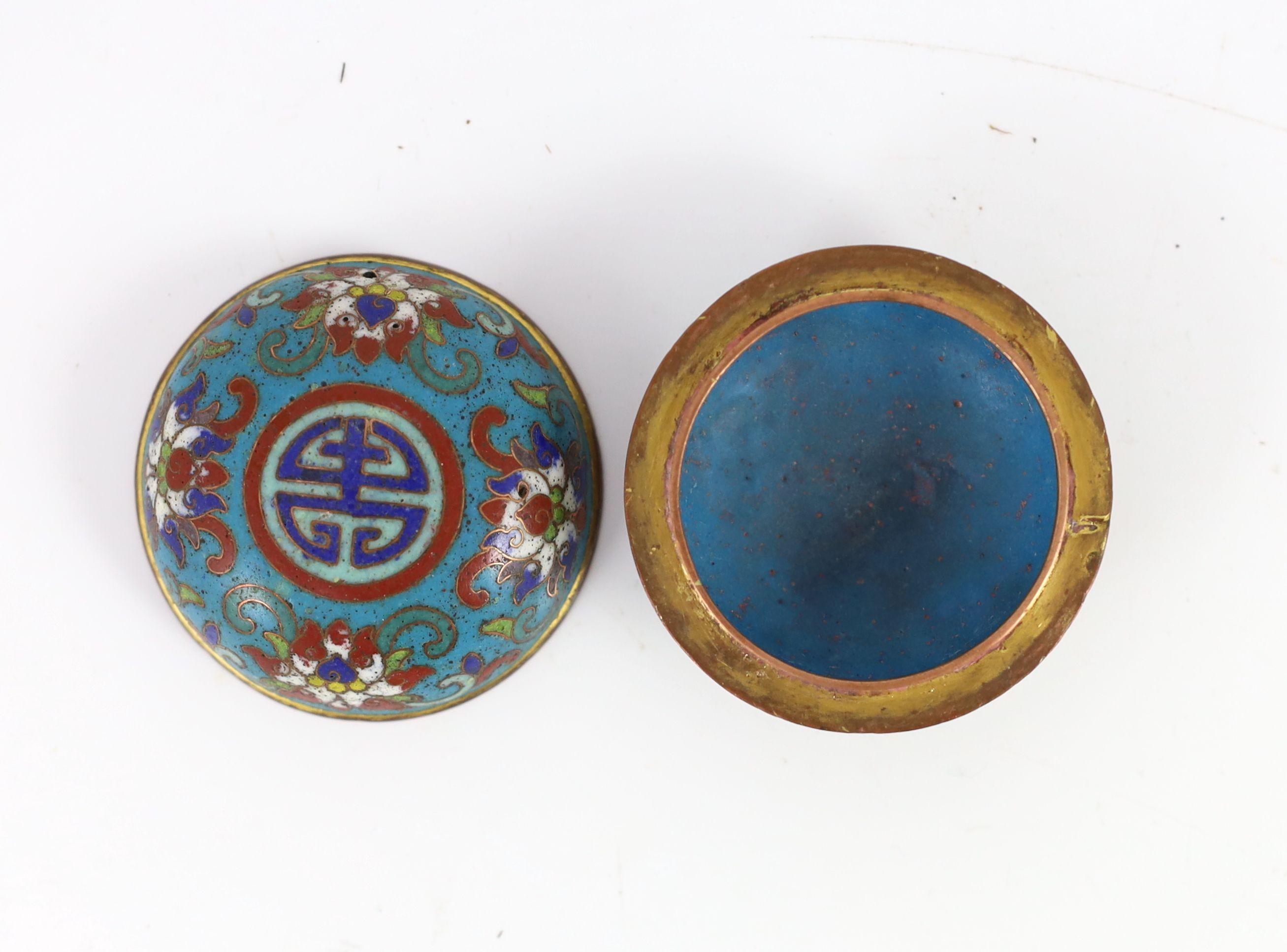 A Chinese cloisonné enamel seal paste box and cover, 17th/18th century, 5.5 cm diameter